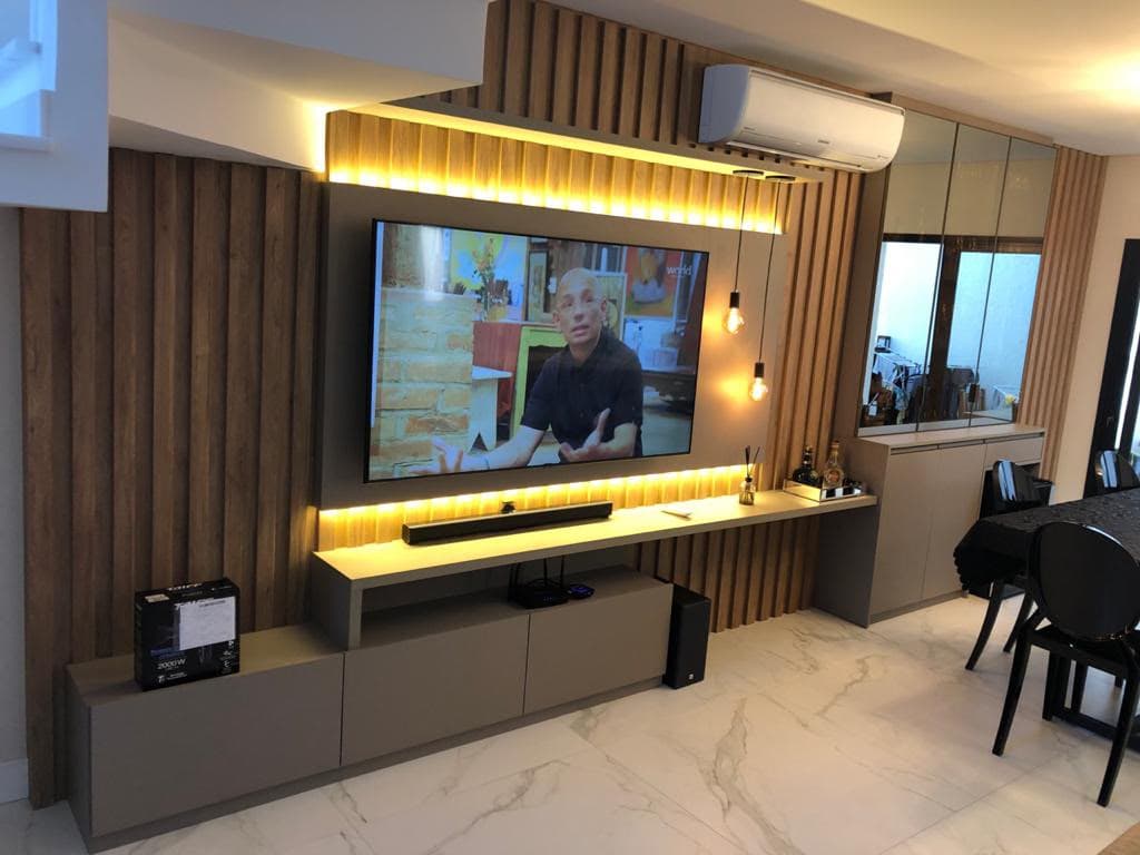 Painel ripado com televisão, iluminação e rack suspenso na sala